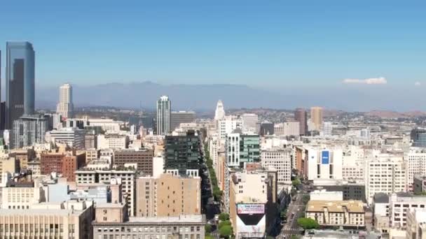 空中ドローンフライオーバーダウンタウンロサンゼルスの建物やアパート ハリウッドヒルズ ディスタンス — ストック動画