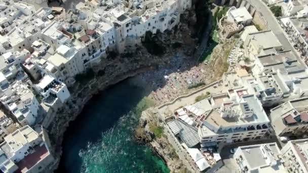 Drone Zoom Polignano Mare Stranden Italien Och Kristallblått Vatten Adriatiska — Stockvideo