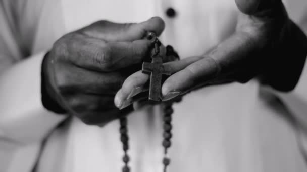 Człowiek Modlący Się Boga Krzyżowymi Rękami Razem Krzyżowym Materiałem Dowodowym — Wideo stockowe
