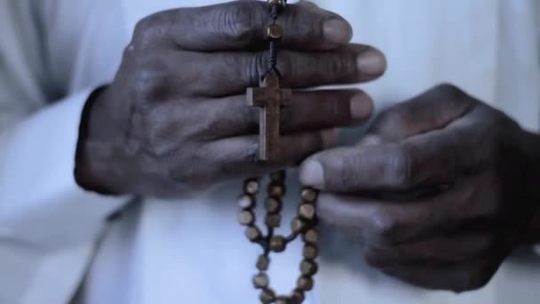 Człowiek Modlący Się Boga Krzyżowymi Rękami Razem Krzyżowym Materiałem Dowodowym — Wideo stockowe