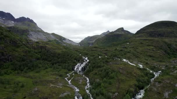 Flygfoto Ett Vattenfall Från Trolldalsvatnet Lofoten Öarna Norge — Stockvideo