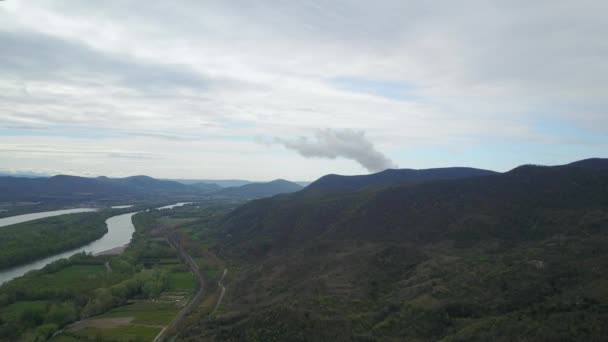 Απομακρυσμένη Άποψη Των Εκπομπών Καπνού Από Πυρηνικό Εργοστάσιο Στο Rhone — Αρχείο Βίντεο
