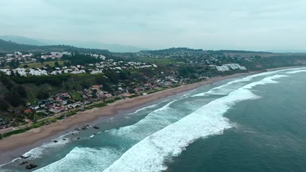 乌云密布的智利中部海岸的专属海滩Maitencillo的空中景观 — 图库视频影像