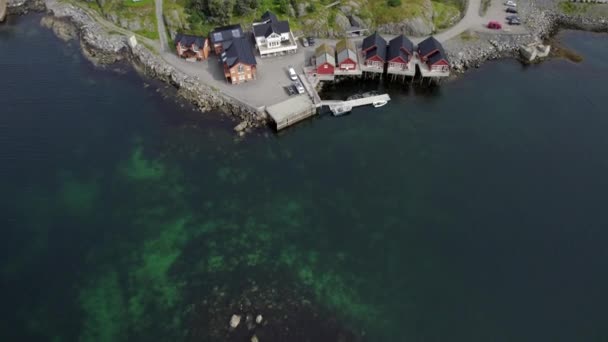 Luftaufnahmen Zeigen Ein Malerisches Dorf Auf Der Felseninsel Der Küste — Stockvideo