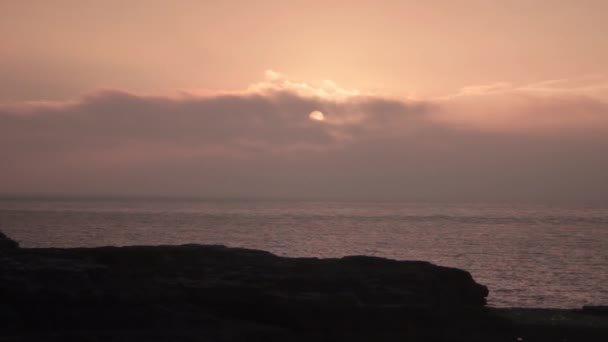 Affacciato Sul Mare Dalla Roccia Può Vedere Sole Sorgere Dal — Video Stock