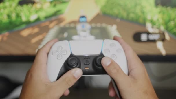 Αγόρι Που Σηκώνει Χειριστήριο Ps5 Για Αρχίσει Παίζει Στο Playstation — Αρχείο Βίντεο