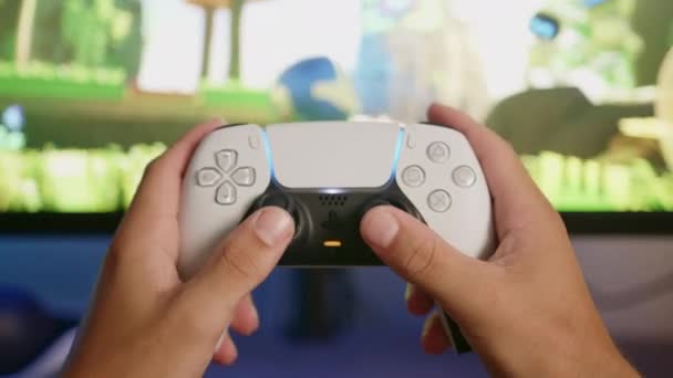Garçon Ramasser Son Contrôleur Ps5 Pour Commencer Jouer Sur Playstation — Video