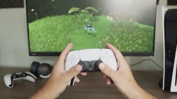 Boy Lägga Ner Sin Ps5 Kontroll Efter Spel Playstation Eftermiddagen — Stockvideo