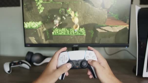 Garçon Jouant Sur Une Playstation Avec Une Manette Ps5 Dans — Video