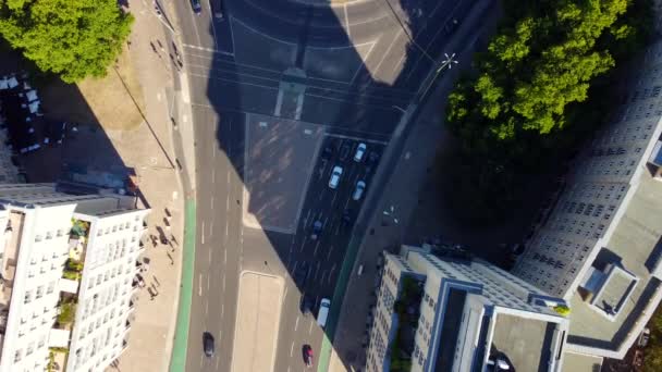 2022年8月夏季下午 柏林施特劳斯贝格广场的完美鸟瞰飞机垂直9点16分飞离德国 — 图库视频影像