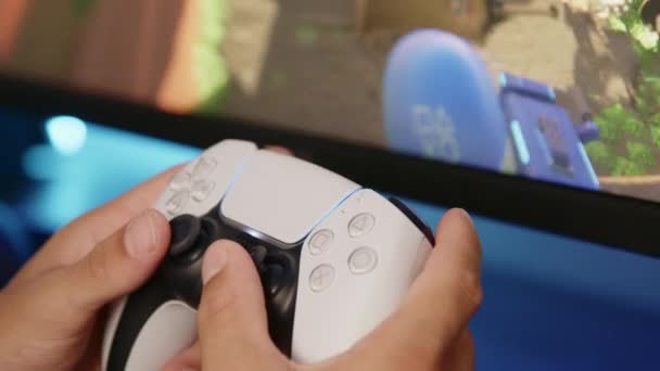 Garçon Jouant Sur Une Playstation Avec Une Manette Ps5 Dans — Video