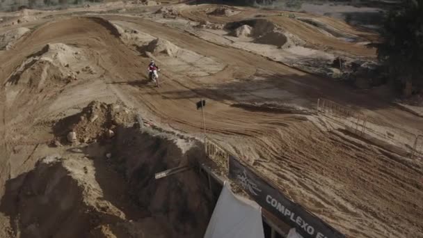 Foto Silhouette Del Pilota Motocross Che Salta Una Gara Sopra — Video Stock