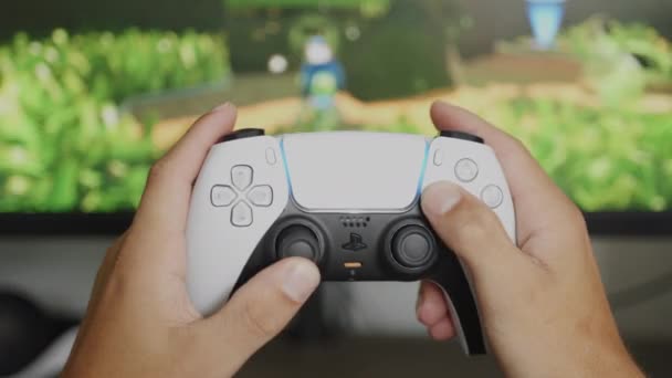 Garçon Jouant Sur Une Playstation Avec Une Manette Ps5 Dans — Video