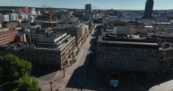 Vista Aérea Torno Ônibus Dirigindo Nas Ruas Tampere Dia Ensolarado — Vídeo de Stock