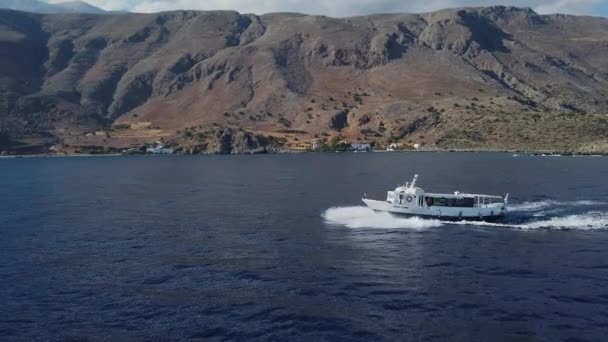Barca Lanciarsi Nei Mari Del Sud Cretesi Fuori Paesaggio Montuoso — Video Stock