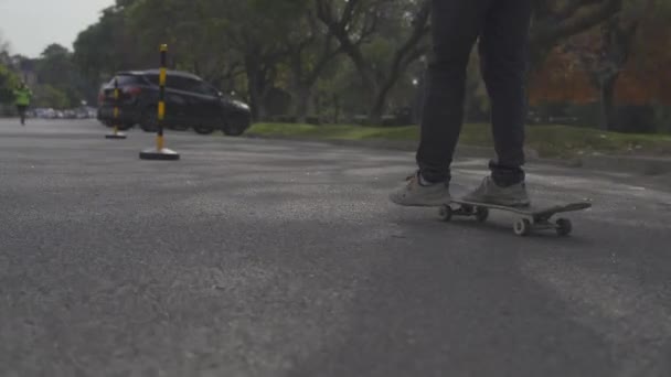 Homem Monta Skate Entre Cones Rua Siga Atrás — Vídeo de Stock