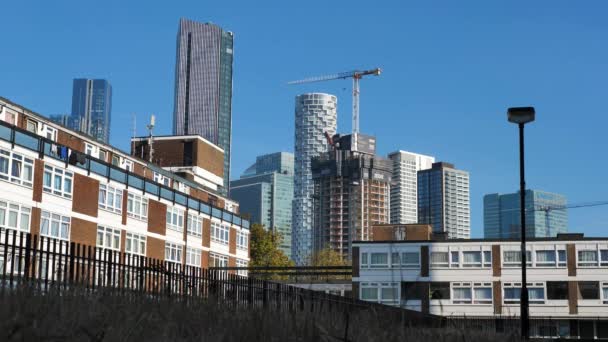 Uitzicht Het Gemeentehuis Oost Londen Met Canary Wharf Skyline Achtergrond — Stockvideo