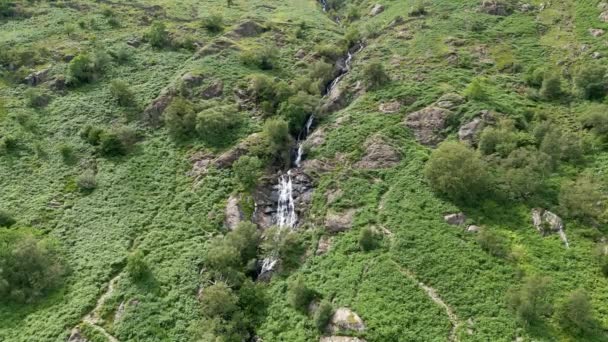 位于西斯韦特Borrowdale的泰勒吉尔部队陡峭瀑布的无人机镜头 也是湖区国家公园中最大的瀑布之一 — 图库视频影像