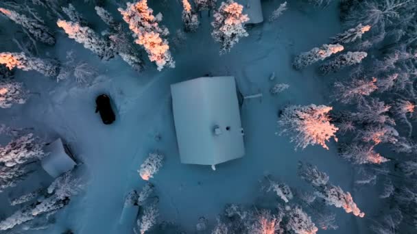 Cabine Midden Het Besneeuwde Bos Zonsopgang Lapland Schroevendraaier Uitzicht Lucht — Stockvideo