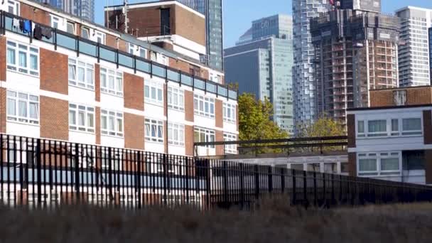 Pan Council Estate East London Canary Wharf Skyline Background — Stock Video