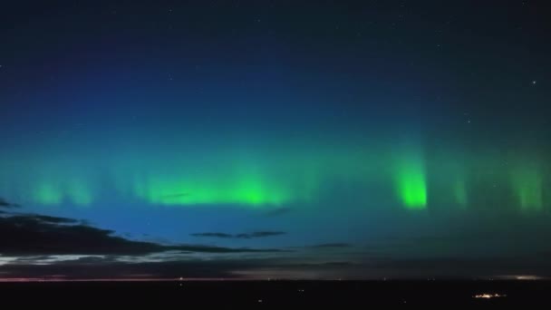 Βόρεια Φώτα Ξεχειλίζουν Πολύχρωμα Κύματα Του Πράσινου Και Του Μπλε — Αρχείο Βίντεο