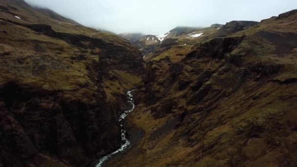 Veduta Aerea Del Paesaggio Dell Acqua Che Scorre Una Valle — Video Stock