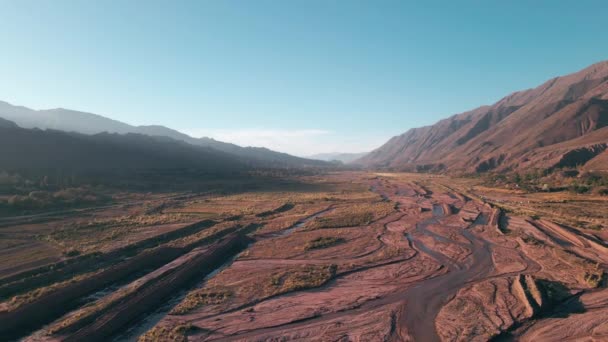 北西部アルゼンチンの山岳地帯の中心部 プルママルカ地域のユニークな土壌テクスチャ — ストック動画