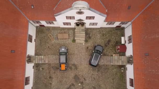 Auta Zaparkovaná Nádvoří Eskjaer Manor House Obklopen Příkopem Dánské Farmě — Stock video