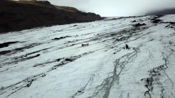 Вид Воздуха Людей Идущих Леднику Slheimajkull Исландия Летом — стоковое видео