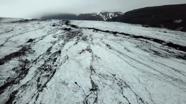 Veduta Aerea Del Paesaggio Persone Escursioni Sul Ghiacciaio Slheimajkull Islanda — Video Stock