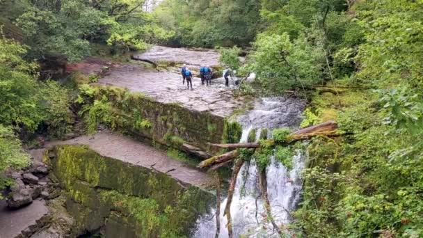 Coasteering Group Jumping River Pool Dramatic Sgwd Clun Gwyn Cachoeira — Vídeo de Stock