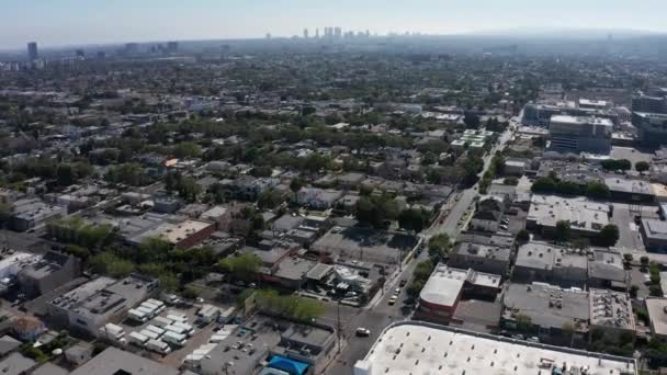 从高地大道和Melrose Ave 4K展翅空中拍摄世纪城 — 图库视频影像