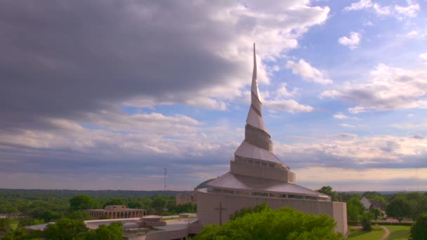 Gyönyörű Drón Lövés Naplementekor Templom Independence Missouri Krisztus Egyház Közösség — Stock videók