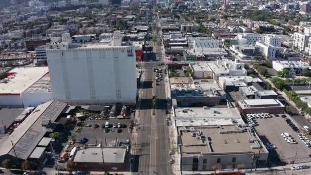 Niski Strzał Powietrza Przelatujący Nad Highland Avenue Kierunku Hollywood — Wideo stockowe
