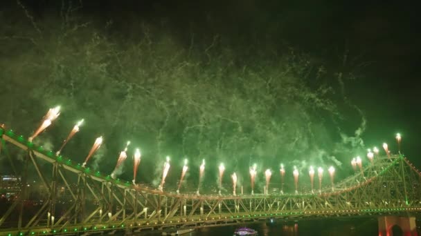 Close View Exploderende Vuurwerk Brisbane Story Bridge Voor Riverfire Festival — Stockvideo