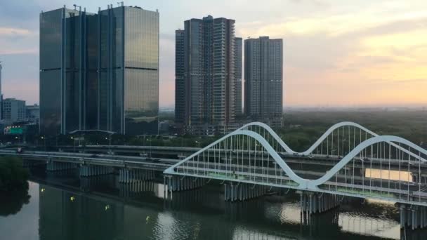 Lalu Lintas Melintasi Jembatan Pik Daerah Jakarta Dengan Bangunan Tinggi — Stok Video