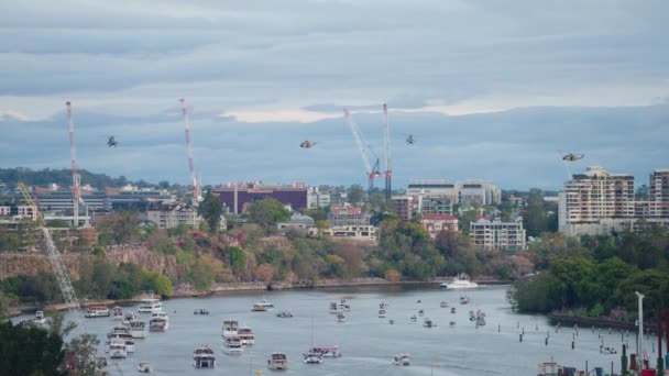 Formation Convoi Hélicoptères Armée Survolant Brisbane River Ses Bâtiments Riverfire — Video