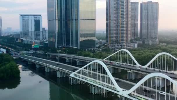 Lalu Lintas Mengemudi Jembatan Pik Jakarta Dengan Bangunan Tinggi Modern — Stok Video