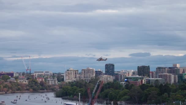 Newsworthy Arh Militärhubschrauber Fliegt Während Des Riverfire Festivals Tief Über — Stockvideo