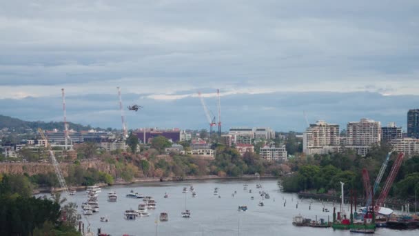 Arh Ordu Helikopteri Brisbane Nehri Üzerinde Uçuyor Nehir Ateşi Hava — Stok video