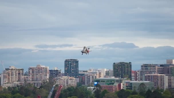 ブリスベン市内のビルを飛行するRaaf Arh軍用ヘリコプターリバーファイア 4Kスローモーション中 — ストック動画