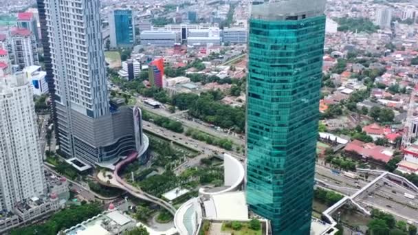 西ジャカルタの車両と高速道路に近い高層商業ビルやモール — ストック動画
