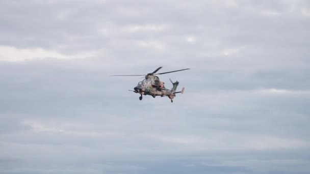 Militaire Arh Helikopter Piloot Groet Door Voorruit Brisbane City Riverfire — Stockvideo