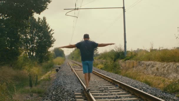 Uomo Gioca Funambolo Sui Binari Treno Una Stazione Forse Abbandonata — Video Stock