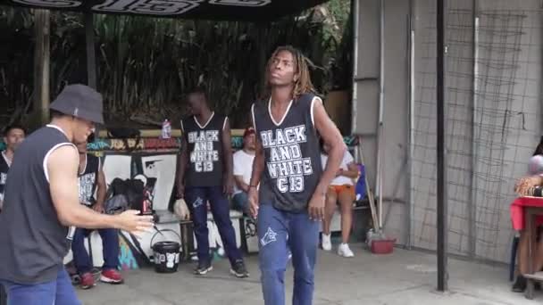 Breakdancer Performing Crowd Híres Comuna — Stock videók