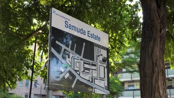 London Isle Dogs Circa July 2022 Samuda Estate Entrance Sign — Stock Video