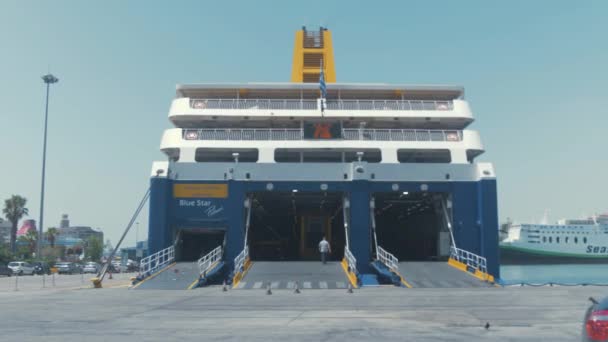 Blue Star Ferry Docked Έτοιμο Για Φόρτωση Λιμάνι Πειραιά Αθήνα — Αρχείο Βίντεο