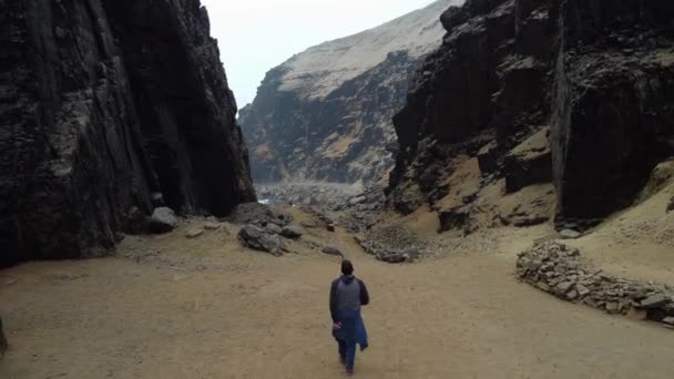Drone Video Una Persona Che Cammina Attraverso Gola Passo Montagna — Video Stock