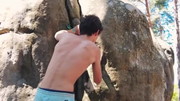 Nahaufnahme Eines Hemdlosen Teenagers Der Auf Felsbrocken Fontainebleau Klettert — Stockvideo