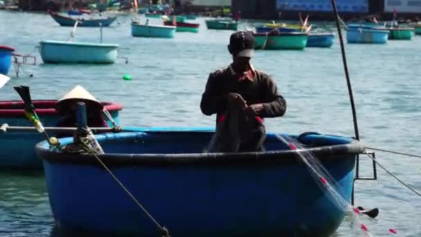Rybář Třídění Sítě Jedné Lodi Druhé Vietnamu Mui Zobrazení Handheldu — Stock video
